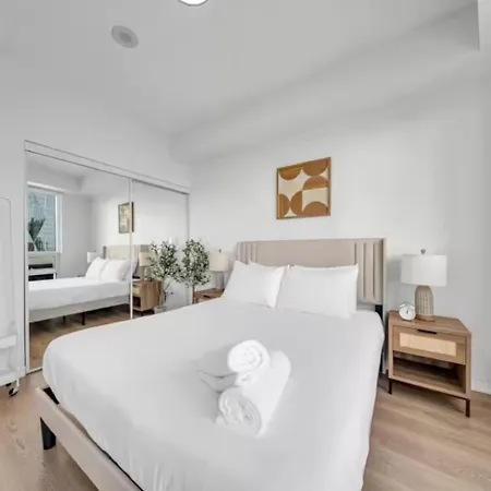 Spacious 1-Bdr Condo By Cn Tower 4 Guests, Parking Included